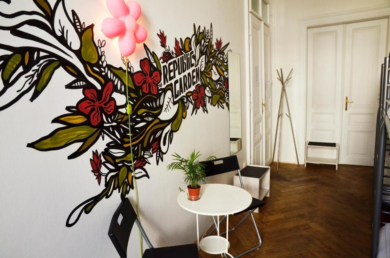 Hostel The Republic Garden Praga Zewnętrze zdjęcie