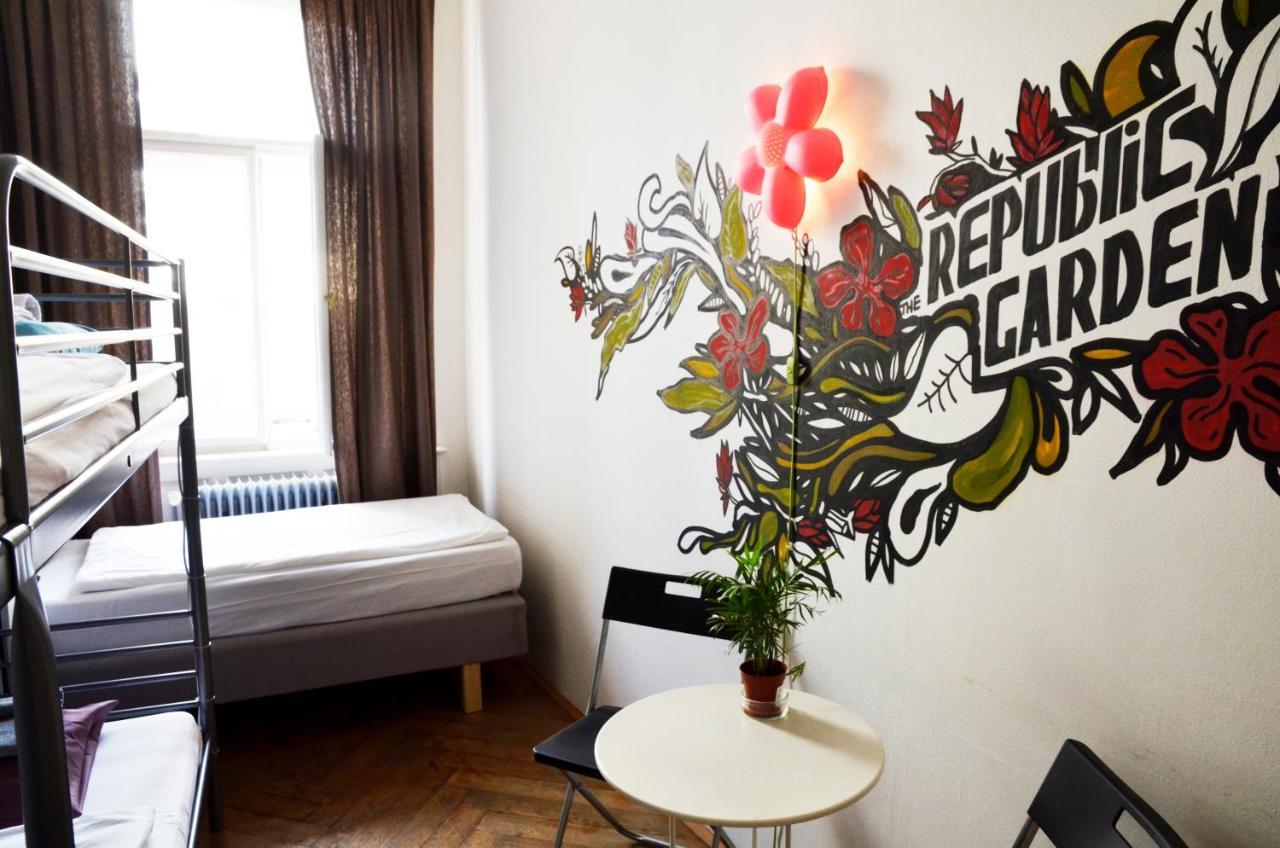 Hostel The Republic Garden Praga Zewnętrze zdjęcie