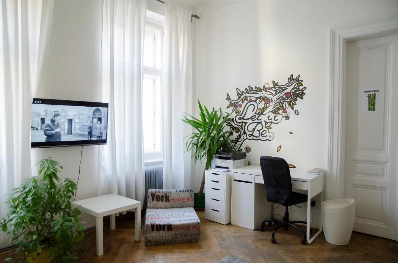 Hostel The Republic Garden Praga Zewnętrze zdjęcie